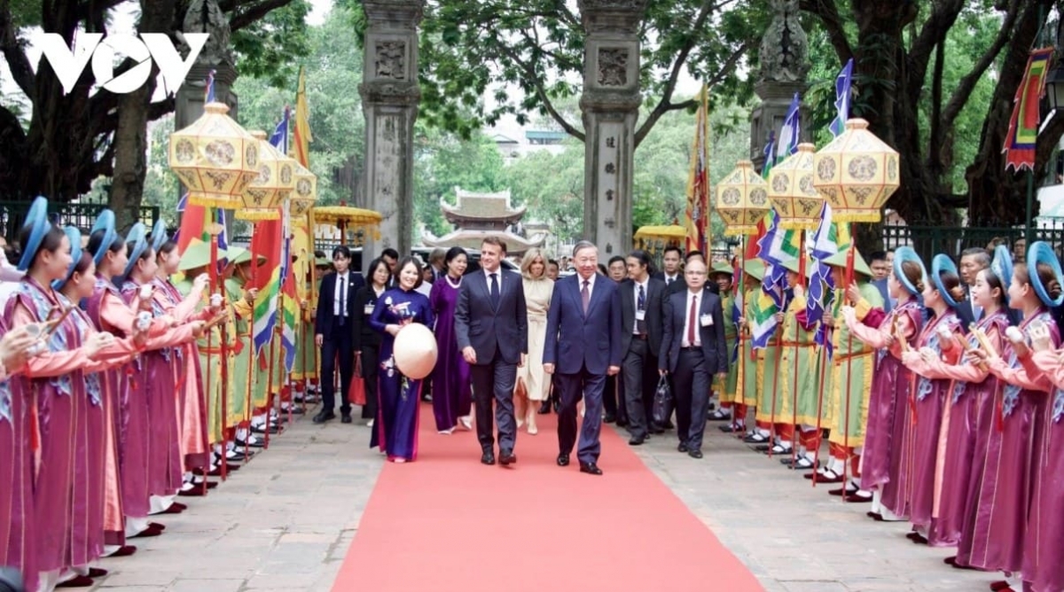 As part of his state visit to Vietnam, French President Emmanuel Macron and his spouse join Party General Secretary To Lam and his spouse for a cultural visit to the Temple of Literature in Hanoi on May 26.