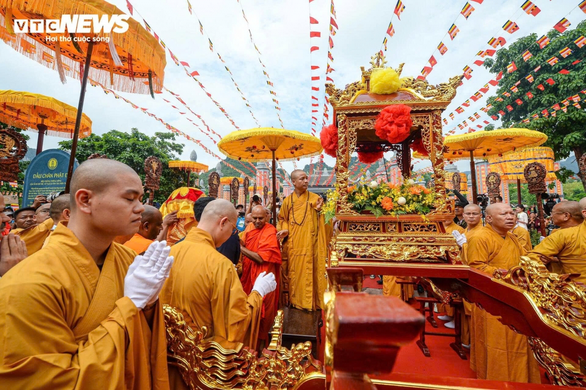 At around 10 A.M., the Sarira is ceremoniously transferred from Quan Su pagoda, the headquarters of the Vietnam Buddhist Sangha, in Hanoi to Tam Chuc pagoda in Ha Nam province.