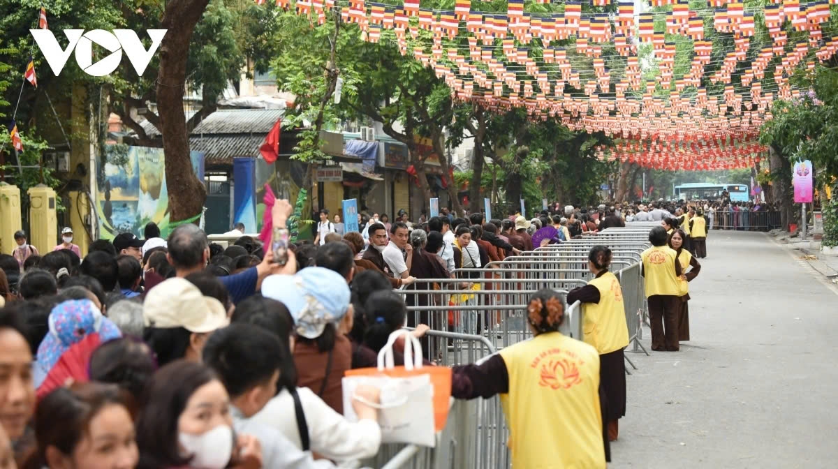 Due to large numbers of devotees, organisers erect barriers stretching from the Friendship Cultural Palace to the pagoda gate, to prevent congestion and ensure order.