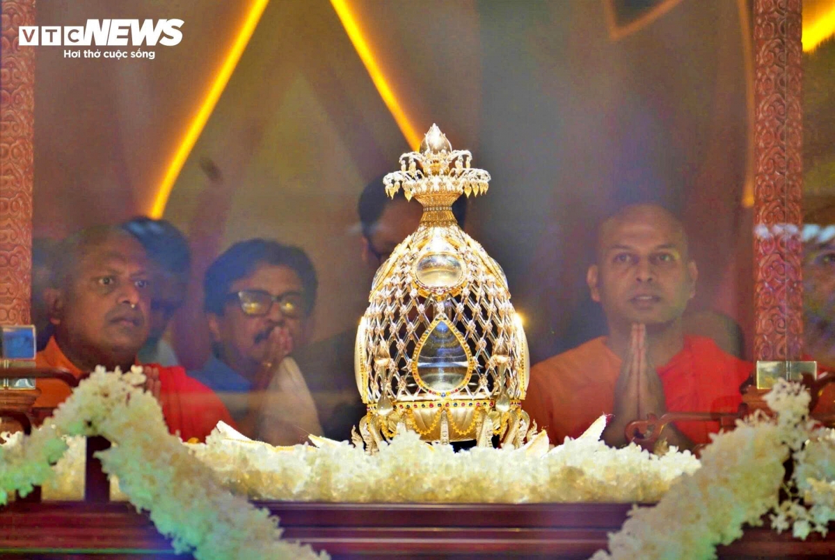 Following a solemn handover ceremony, the sarira is respectfully escorted to the Vietnam Buddhist Academy II in Ho Chi Minh City, where the United Nations Day of Vesak 2025 will take place in the coming days.