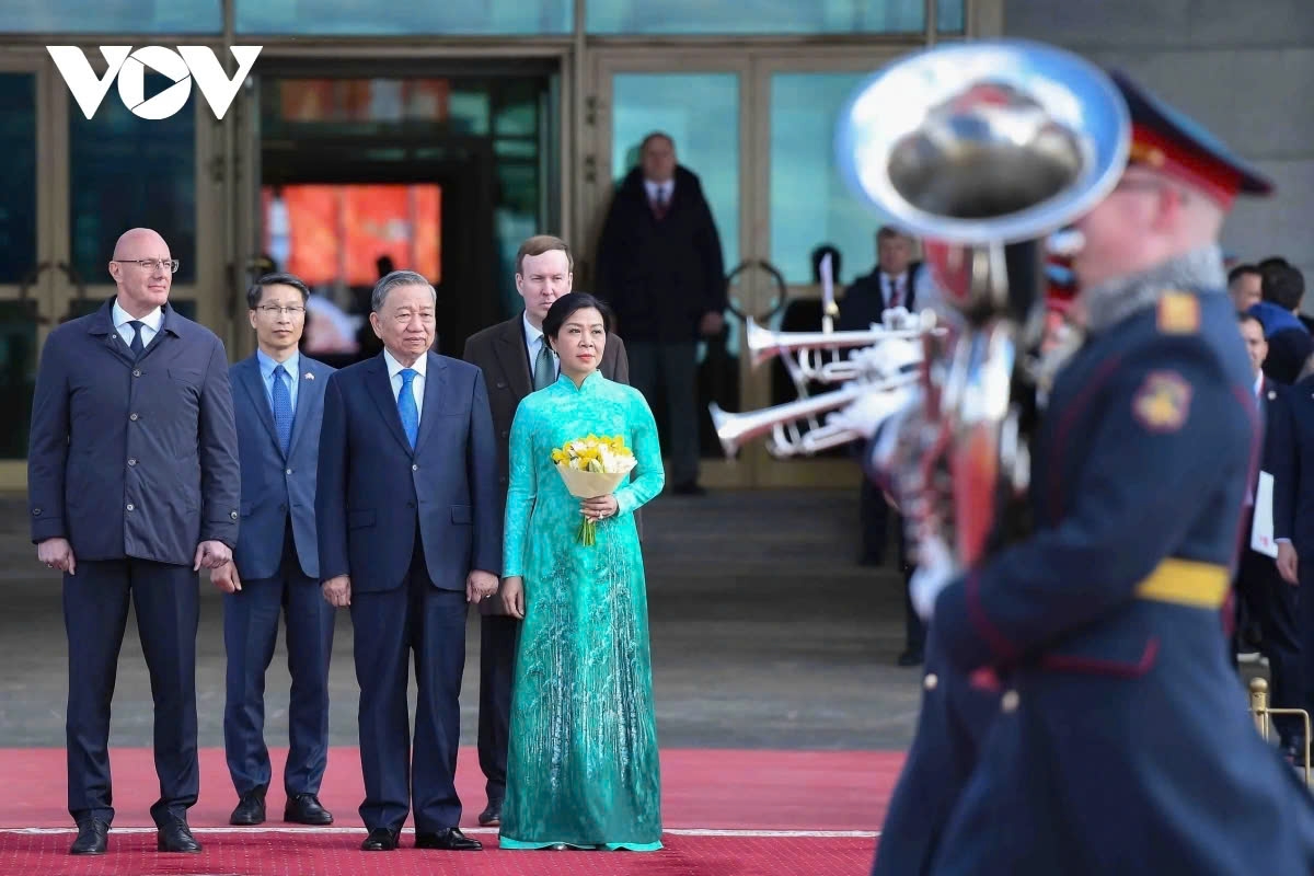 An official welcoming ceremony is solemnly held at Vnukovo International Airport, during which Deputy Prime Minister Dmitry Chernyshenko invites General Secretary To Lam to review the guard of honour.