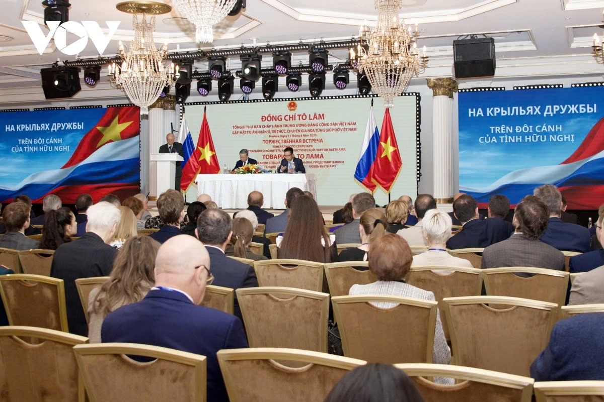On May 11, General Secretary To Lam holds a heartfelt meeting with Russian intellectuals and experts who had previously assisted Vietnam. He remarks that the event not only reconnects former Soviet veterans and experts who had supported the Vietnamese people, but also contributes to educating younger generations to preserve and develop the traditional and friendly relations between the two countries.