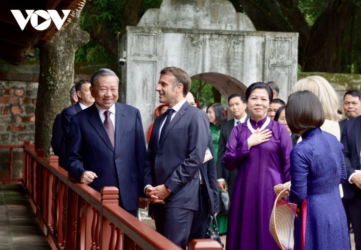 The two leaders and their spouses listen to an introduction to the Khue Van Cac Pavilion, an iconic symbol of Hanoi’s scholarly tradition, watch a water puppet show, enjoy Hue royal court music in the main courtyard, and traditional Vietnamese folk music.