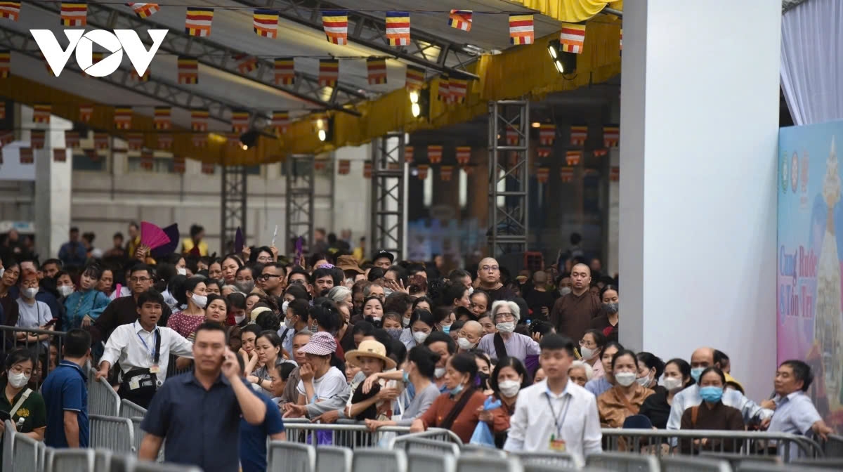 Tens of thousands of Buddhists from across the country, with many even spending a sleepless night, travel to Hanoi for this rare opportunity.