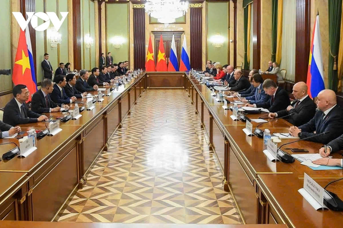 At the Russian Government headquarters on May 8 afternoon, General Secretary To Lam holds talks with Russian Prime Minister Mikhail Mishustin. Both sides discuss measures to strengthen political trust and ramp up bilateral cooperation in fields such as energy, trade and investment, defence industry, transportation, high technology, healthcare, education and training, culture, tourism, local cooperation, and people-to-people exchanges.