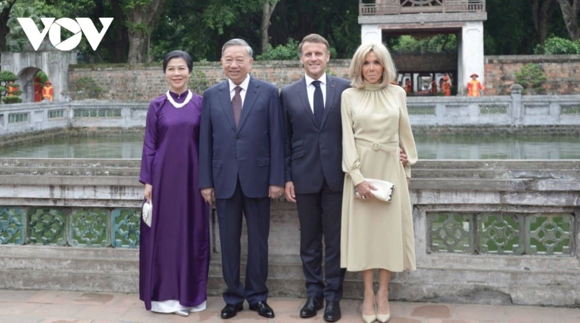 Party General Secretary To Lam and French President Emmanuel Macron with their spouses at the Temple of Literature