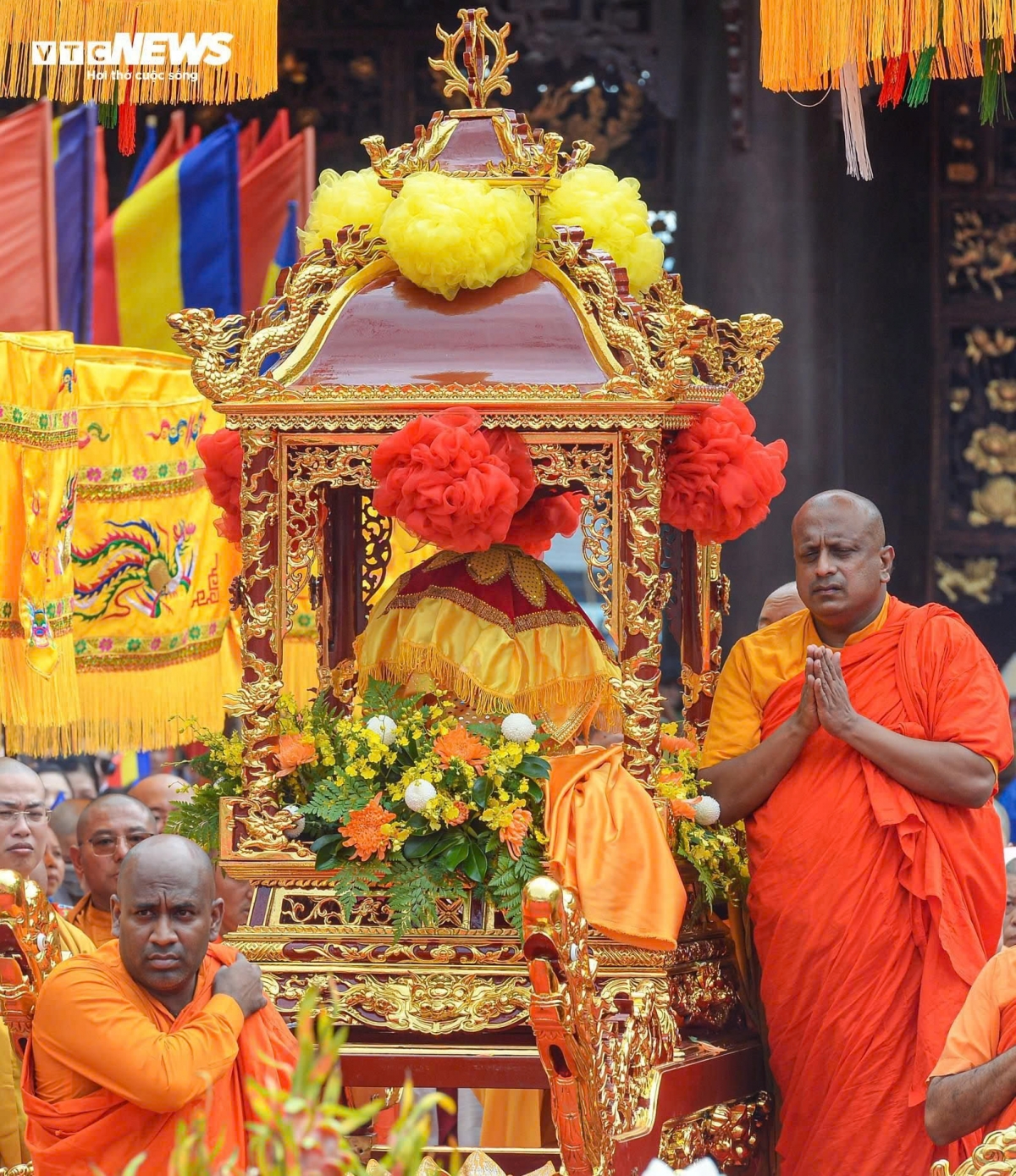 After Vesak 2025 in Ho Chi Minh City, the relic has been brought to Tay Ninh province, Hanoi city and Ha Nam province for veneration.