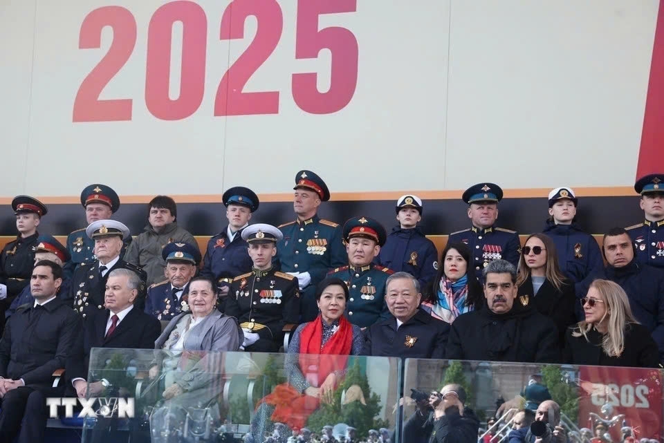 On May 9 morning, General Secretary To Lam and his spouse, together with over 20 world leaders, attend a military parade celebrating the 80th anniversary of the Victory in the Great Patriotic War at Red Square in Moscow. (Photo: VNA)