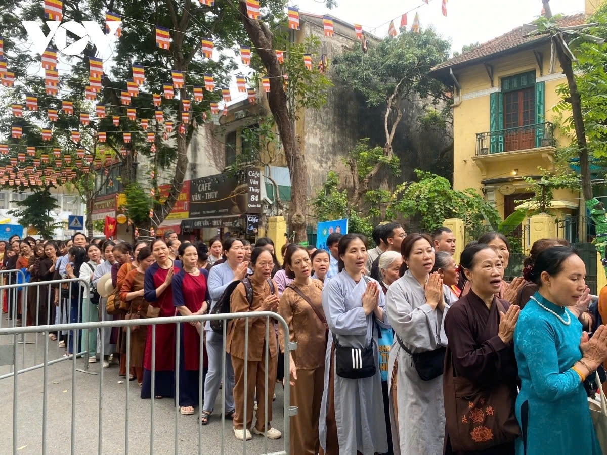 As they approach the entrance, all join their palms in solemn prayer, expressing profound reverence.
