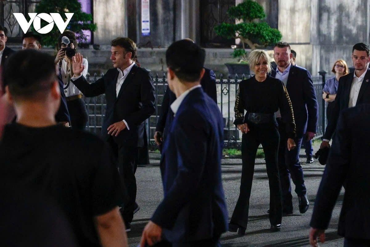 They also stop at St. Joseph’s Cathedral in Hanoi, a landmark built in the late 19th century and a notable example of the capital’s architecture.