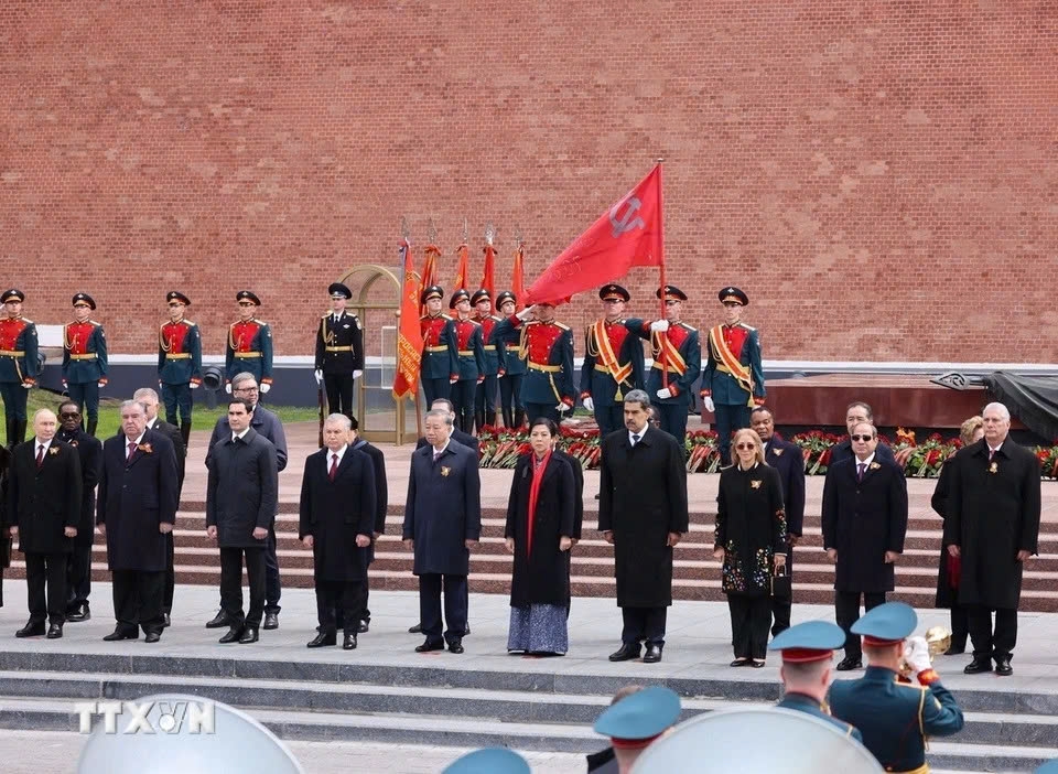 Immediately after the parade, General Secretary To Lam and his spouse, along with Russian President Vladimir Putin and other world leaders, lay a wreath at the Tomb of Unknown Soldiers by the Kremlin Wall at Red Square. (Photo: VNA)