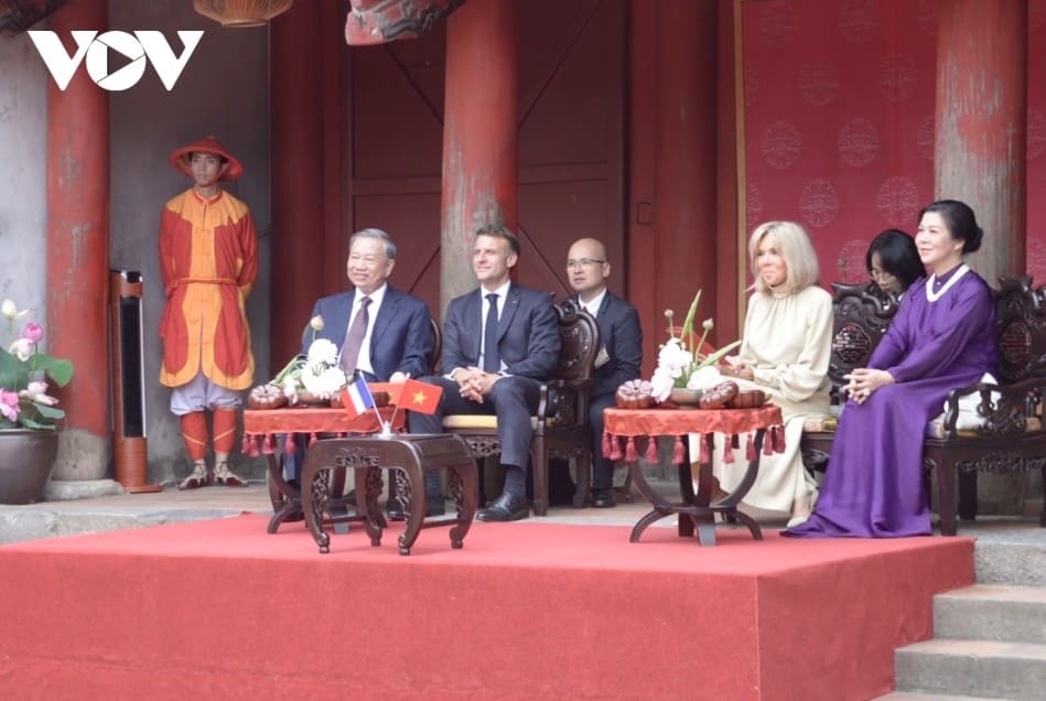 Leaders and spouses enjoy Vietnamese cultural performances