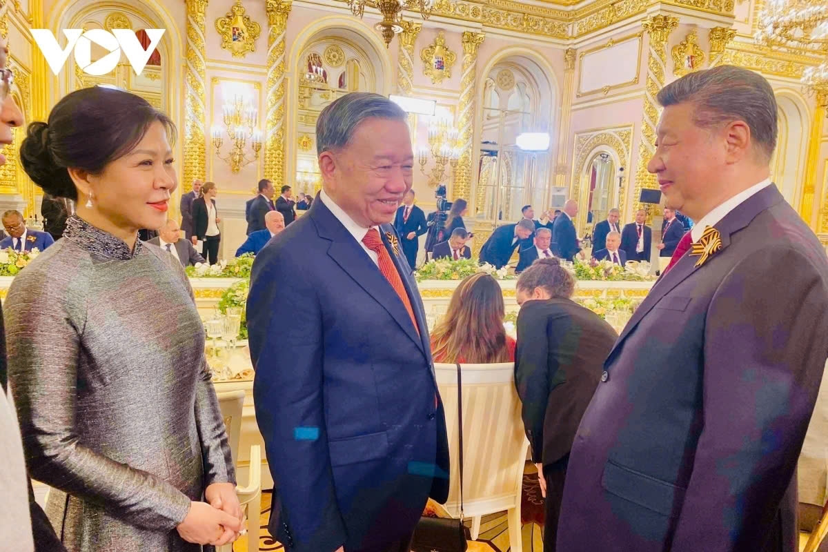 On May 9, during a formal reception for world leaders hosted by President Vladimir Putin, General Secretary To Lam has bilateral meetings with leaders of Cuba, China and Uzbekistan. In the photo is a meeting between General Secretary To Lam and General Secretary and President of China Xi Jinping.