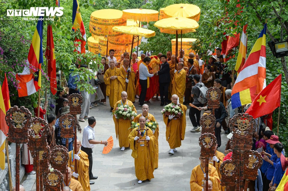 Leaders of Ha Nam and venerable monks escort the Buddha’s Sarira into Tam Chuc pagoda on May 17 morning.
