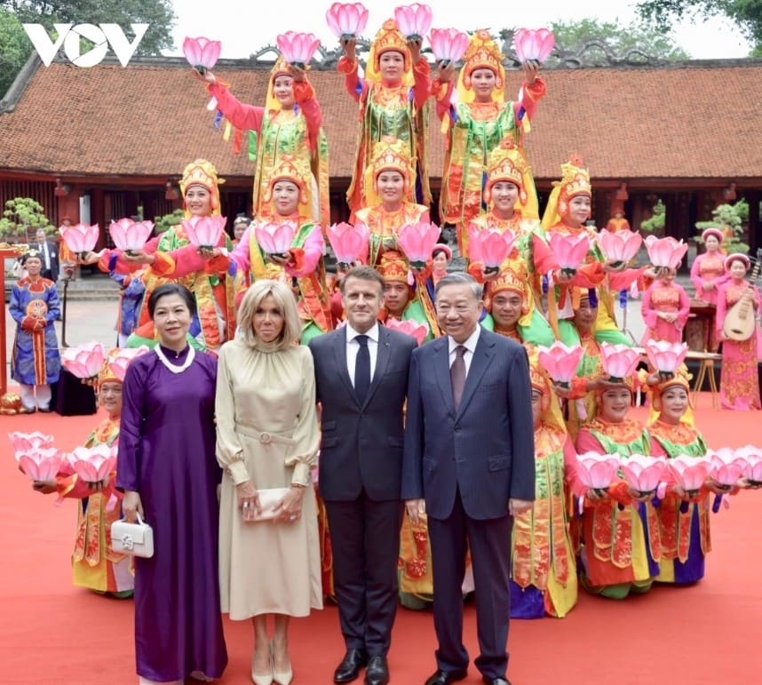 Joint photo of Party General Secretary To Lam, President Emmanuel Macron, and their spouses