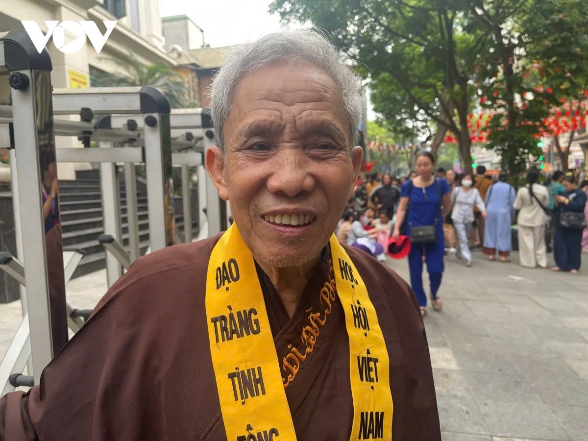 “This is a once-in-a-lifetime opportunity, and I feel incredibly happy and grateful to witness the relic of the Buddha,” says Le Minh Manh, 80, from Ha Dong district.