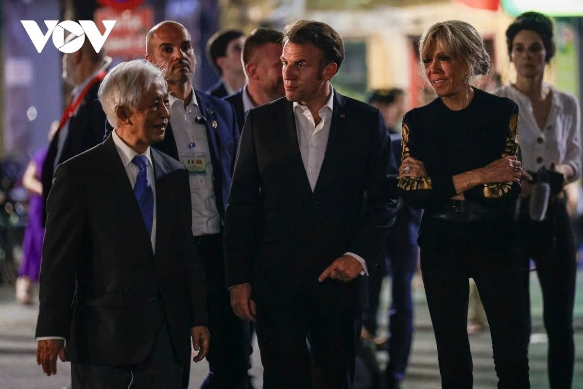 Professor Tran Thanh Van, a renowned French physicist of Vietnamese origin, shares stories about the cultural characteristics of Hanoi’s Old Quarter with the French President.