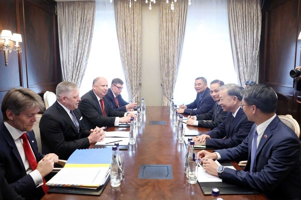 Party General Secretary To Lam also has a short meeting with Prime Minister Robert Fico of Slovakia, agreeing to strengthen Vietnam – Slovakia cooperation across various fields. Lam requests Slovakia’s support in urging the European Commission to remove the IUU yellow card for Vietnamese seafood exports and encourage remaining EU countries to ratify the Vietnam - EU Investment Protection Agreement. (Photo: VNA)