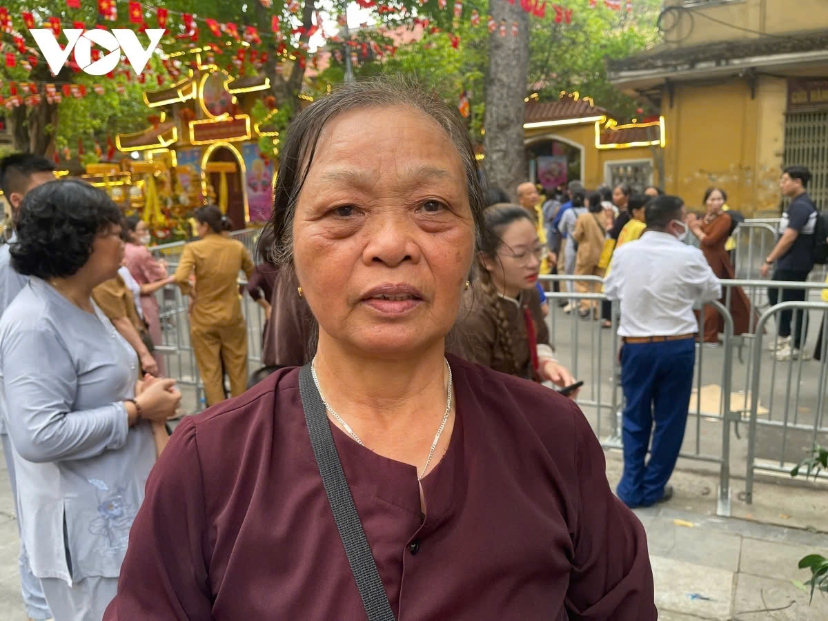 “I burst into tears while praying. Seeing the relic with my own eyes is deeply emotional,” says Hoang Thi Hien from Bac Giang province.