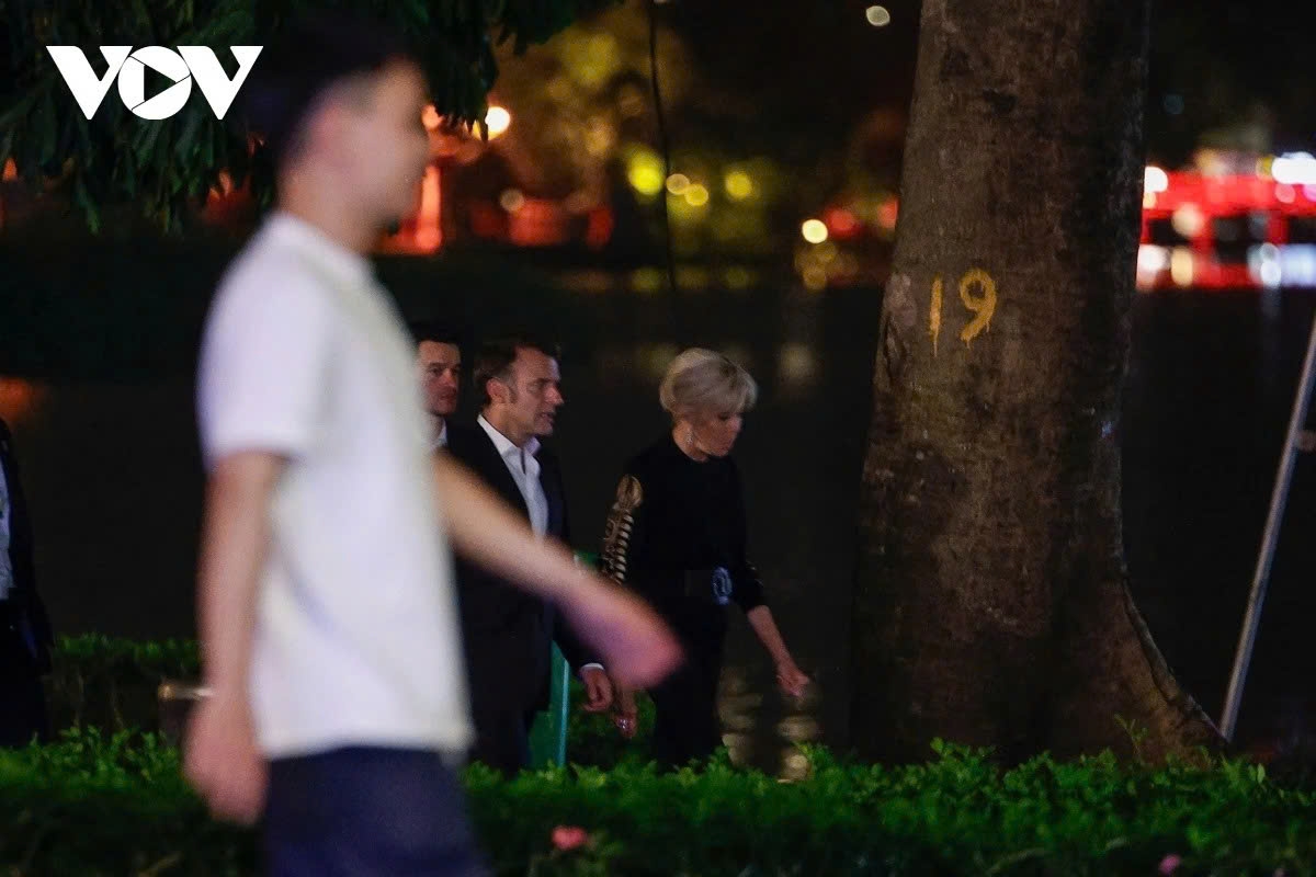 The French President and his spouse take a stroll around Hoan Kiem Lake, a historical landmark in the heart of Hanoi.