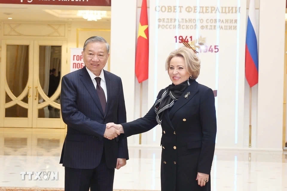 Also on May 9, at the Federal Council Headquarters, General Secretary To Lam has a meeting with Speaker Valentina Matviyenko. The two leaders highly appreciate the results of parliamentary cooperation between Vietnam and Russia and agree to continue supervising the implementation of bilateral agreements in five key areas, namely defence-security, energy-oil and gas, high-tech science, human resource training, and infrastructure. (Photo: VNA)