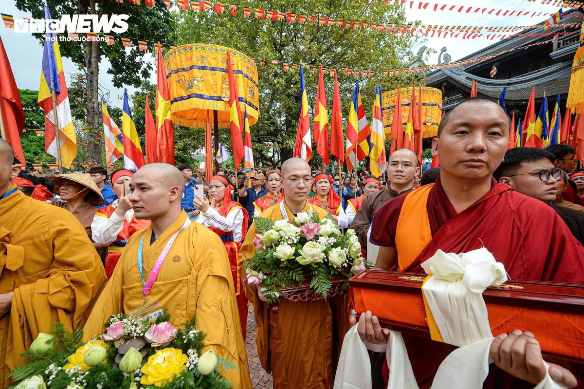 The Buddha’s Sarira is carried in a procession around Tam Chuc Lake, one of the most prominent scenic spots of this spiritual tourism area, before entering the Tam Quan gate area.