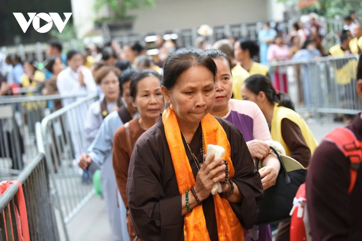 The cool and pleasant weather in Hanoi on May 14 creates ideal conditions for the peaceful and sacred veneration.