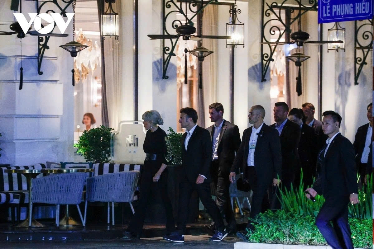 President Macron and his spouse then return to the Metropole Hotel.