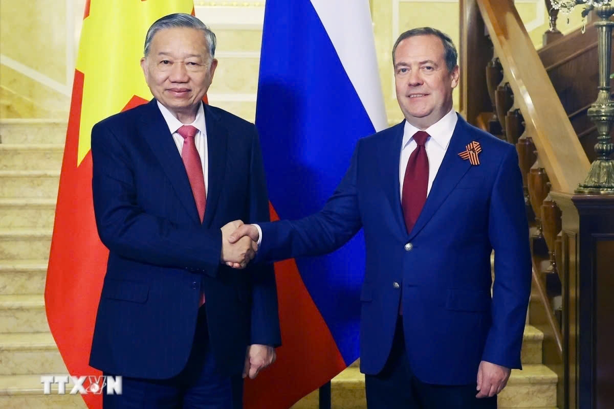 On May 9, General Secretary To Lam also meets with Dmitry Medvedev, chairman of the United Russia Party and deputy chairman of the Security Council of Russia. The two leaders work on several major directions to strengthen relations between the two Parties and countries. Lam emphasises that Vietnam highly values the traditional friendship and is ready to cooperate closely with Russia to elevate bilateral relations in key areas such as politics, security-defence, energy, education-training, culture, and people-to-people exchanges. (Photo: VNA)