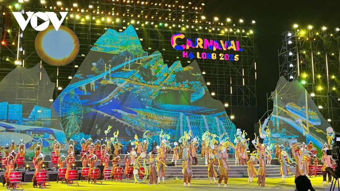 A colourful art performance during the opening ceremony of Ha Long Carnival 2025 in Quang Ninh on May 1 evening