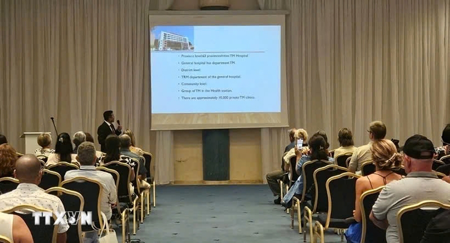 Associate Professor, Dr. Duong Trong Nghia, deputy director of the National Hospital of Traditional Medicine, makes a presentation at BioNCiD 2025 in Cuba. (Photo: VNA)
