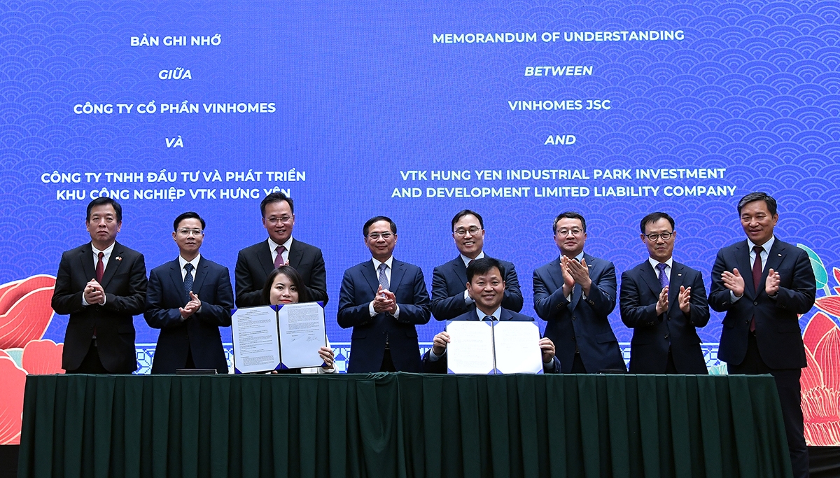 Businesses of Vietnam and RoK sign cooperation documents at MEET KOREA 2025 in Hung Yen province on May 14. (Photo: VGP)