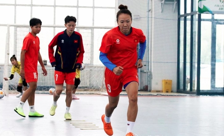 Captain Thanh Hang (right) and her teammates gear up for the opening match against Hong Kong (Photo: VFF)