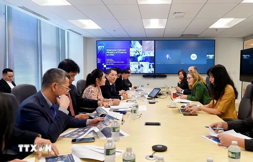 Vietnamese Deputy Minister of Finance Cao Anh Tuan during his meeting with Sarah Kemp, vice president of International Government Affairs for Intel, on May 13. (Photo: VNA)