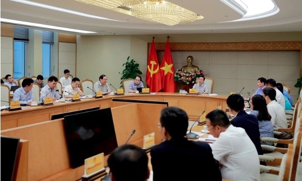 Deputy Prime Minister Tran Hong Ha chairs the meeting