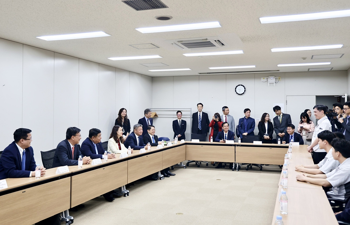 Deputy Prime Minister Nguyen Chi Dung during his working session with the leadership of Kioxia Holdings Corporation in Mie Prefecture, Japan, on May 27. (Photo: VGP)