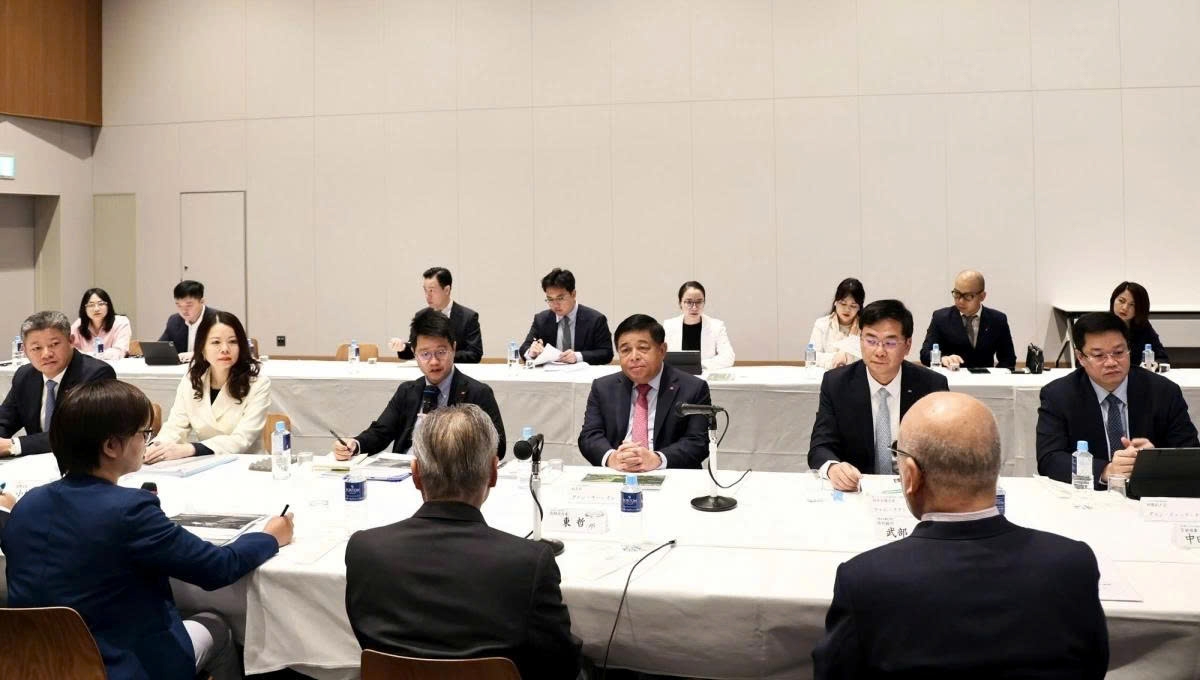 Deputy Prime Minister Nguyen Chi Dung and other Vietnamese officials during their working session in Hokkaido on May 28 with Tetsuro Higashi, chairman of the Board of Directors at Rapidus. (Photo: VGP)