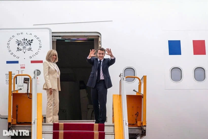 French President Emmanuel Macron and his spouse Brigitte Macron embark the aircraft leaving Hanoi on May 27 afternoon, concluding their state visit to Vietnam. (Photo: dantri.com.vn)