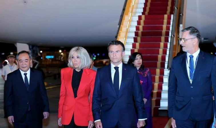 French President Emmanuel Macron and his spouse Brigitte Macron arrive in Hanoi for three-day state visit to Vietnam (Photo:VNA)