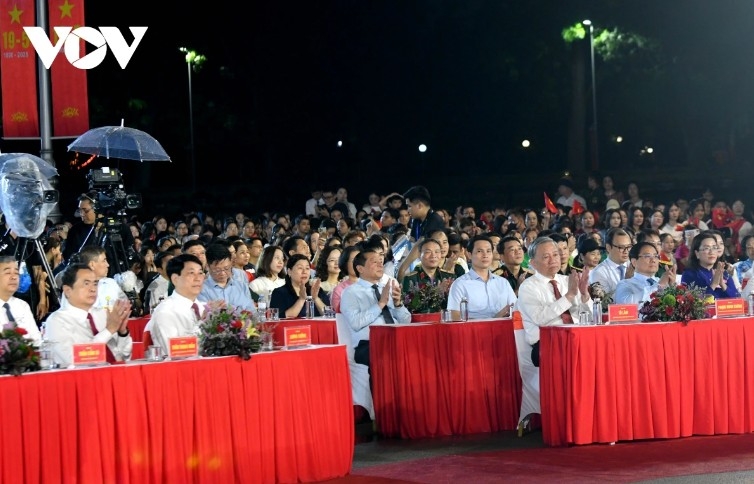 Party General Secretary To Lam and other senior leaders attend the art programme 