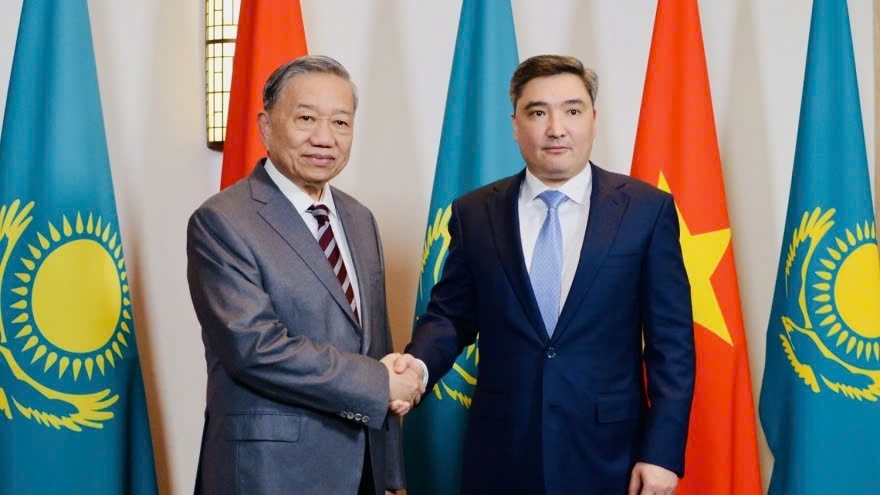 General Secretary of the Communist Party of Vietnam Central Committee To Lam (L) and Kazakh Prime Minister Olzhas Bektenov in Astana on May 6