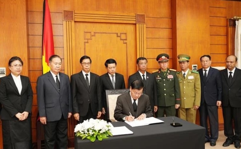 Party General Secretary and President of Laos Thongloun Sisoulith writes in the condolence book.