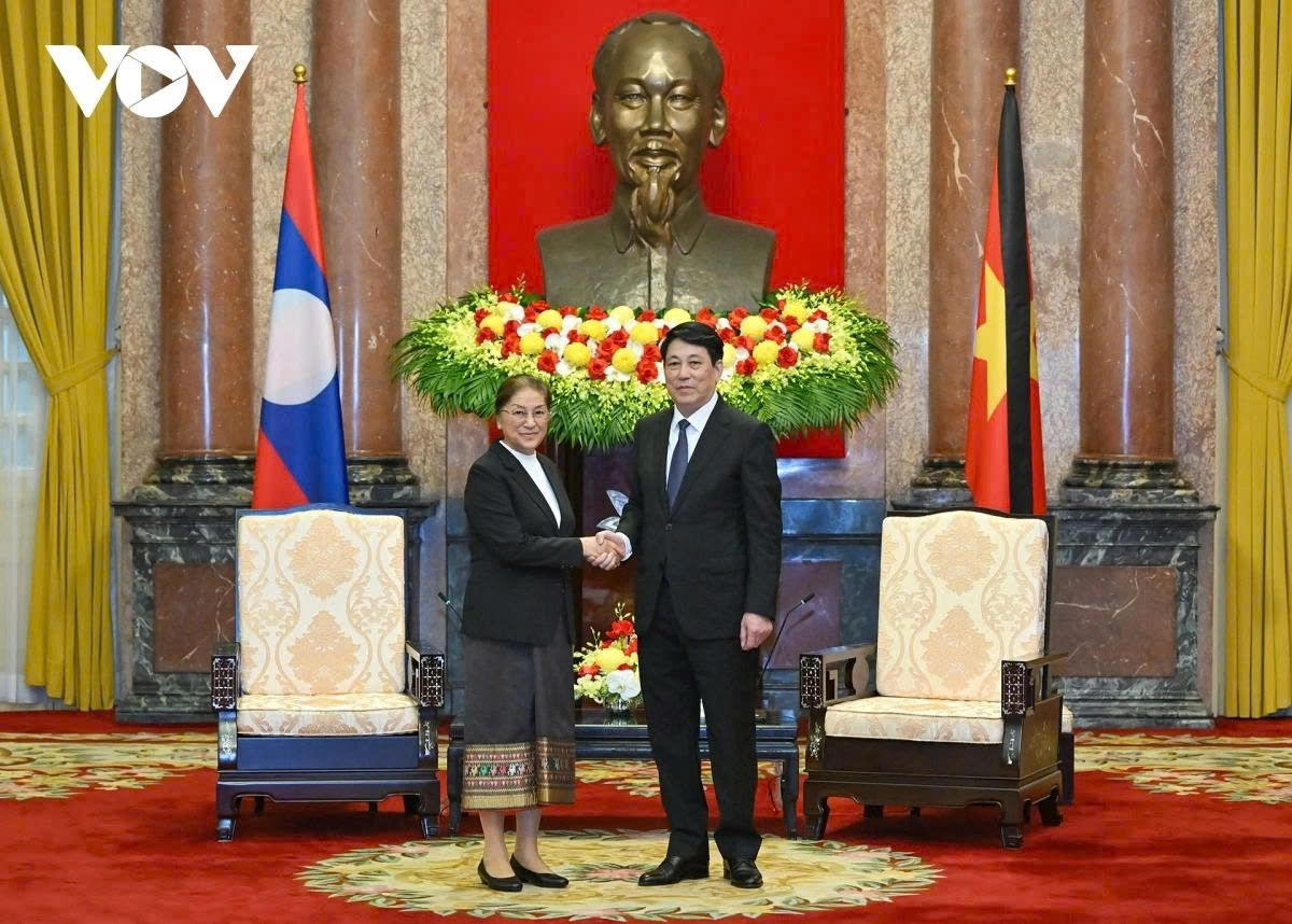 State President Luong Cuong (R) receives Lao Vice President Pany Yathotou in Hanoi on May 25.
