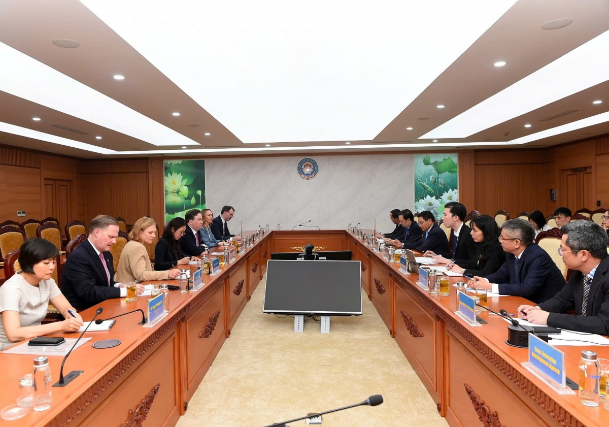Minister of Finance Nguyen Van Thang holds a working session with US Ambassador to Vietnam Marc Knapper in Hanoi on May 8. (Photo: MoF)