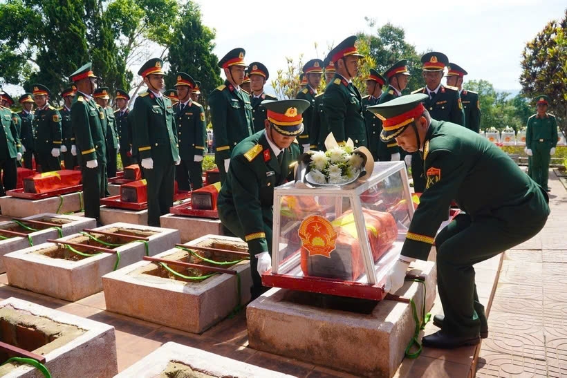 Reburying the remains of 26 martyrs repatriated from Laos and Cambodia in Kon Tum on may 16. (Photo: VNA)