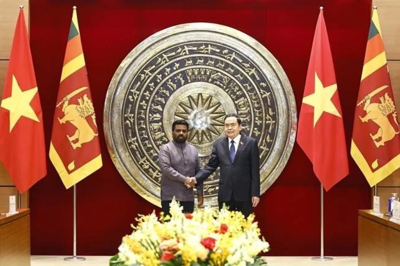 National Assembly Chairman Tran Thanh Man (R) welcomes Sri Lankan President Anura Kumara Dissanayaka in Hanoi on May 5.