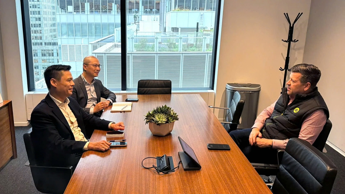 Vice Chairman and the Global Head of Capital Markets at Nasdaq Bob McCooey receives Ambassador Dang Hoang Giang, head of the Permanent Mission of Vietnam to the United Nations, at the Nasdaq headquarters in New York on May 5