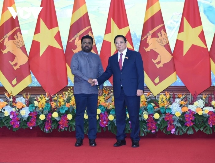 Prime Minister Pham Minh Chinh (R) meets with Sri Lankan President Sri Lankan President Anura Kumara Dissanayaka in Hanoi.