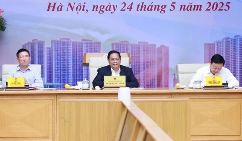 PM Pham Minh Chinh (middle) speaks at the meeting.