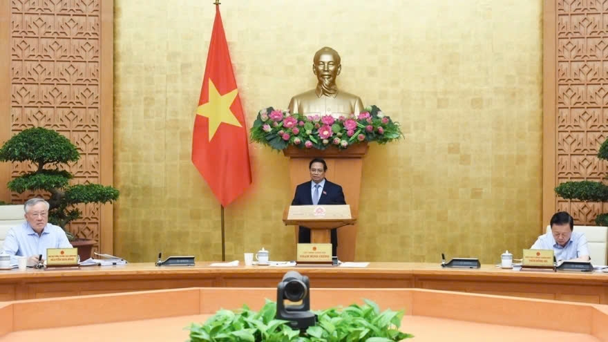 Prime Minister Pham Minh Chinh speaks at a regular Government meeting for April in Hanoi on May 6